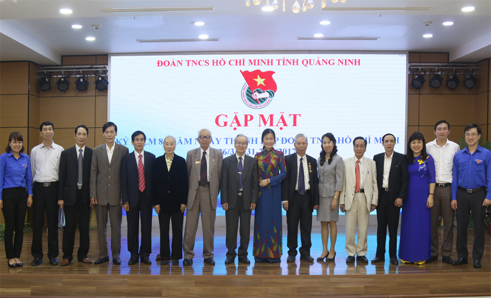 Các đồng chí cán bộ Đoàn TNCS Hồ Chí Minh tỉnh Quảng Ninh qua các thời kỳ tham dự buổi gặp mặt.