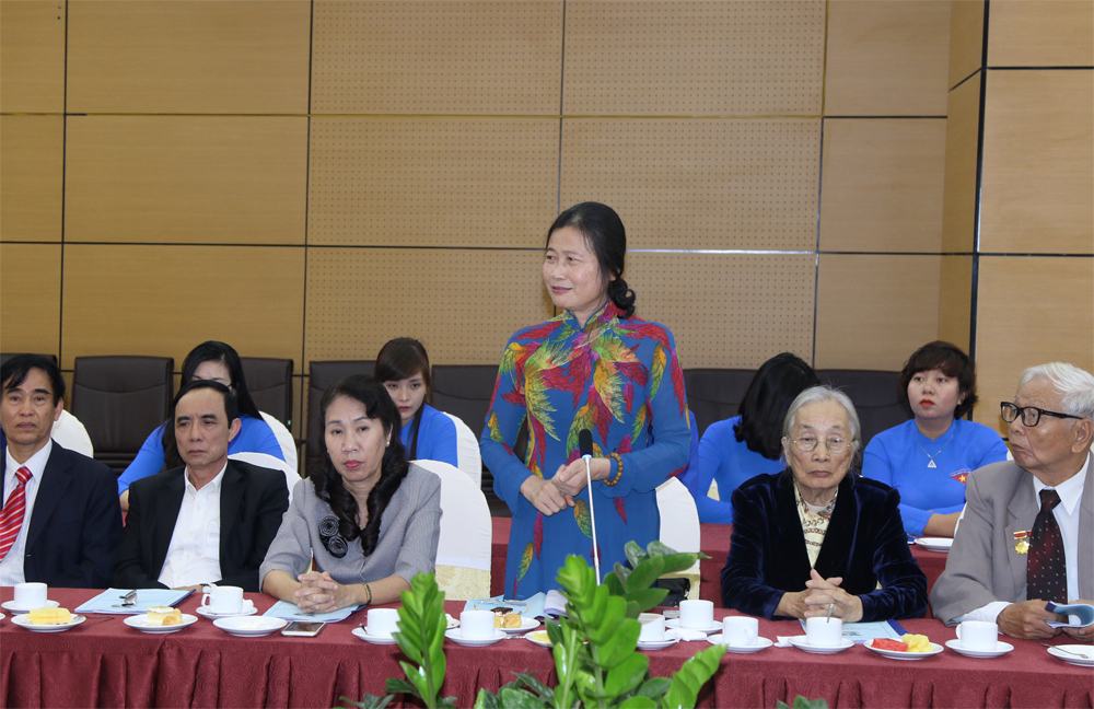 Phó Bí thư Thường trực Tỉnh ủy Đỗ Thị Hoàng phát biểu tại buổi gặp mặt.