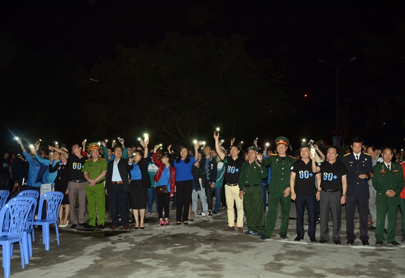 Các đồng chí lãnh đạo tỉnh cùng đông đảo ĐVTN bật đèn flash điện thoại hưởng ứng Giờ trái đất.