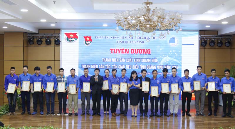 Tỉnh Đoàn, Hội LHTN tỉnh trao tặng giấy khen cho các thanh niên sản xuất kinh doanh giỏi năm 2016.