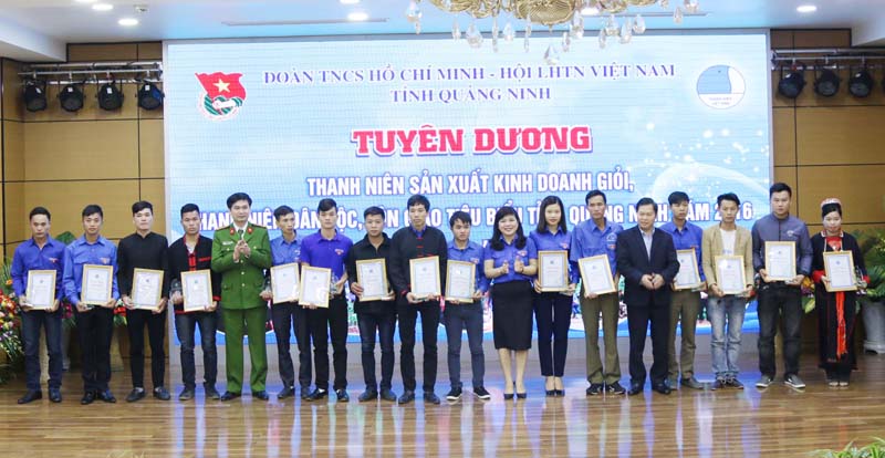 Tỉnh Đoàn, Hội LHTN tỉnh trao tặng giấy khen cho các thanh niên dân tộc, tôn giáo tiêu biêu năm 2016.