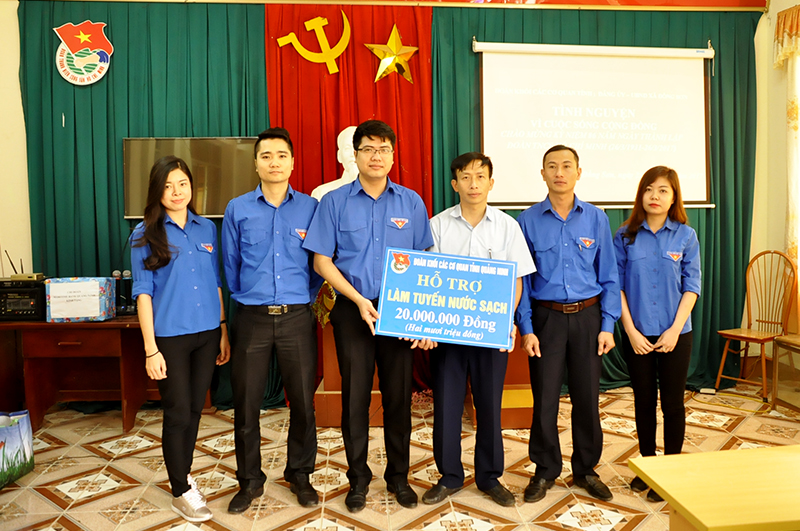 Trao tặng 20 triệu đồng hỗ trợ làm đường ống nước sạch cho người dân xã Tân Ốc 2.