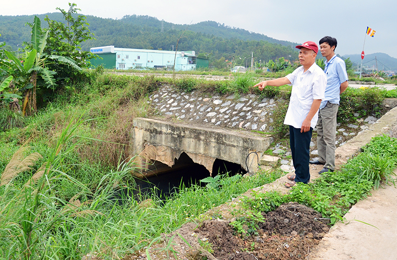 Người dân khu 4, phường Giếng Đáy (TP Hạ Long) chỉ phần mương nước bị thu hẹp gây ngập lụt trong mùa mưa bão.