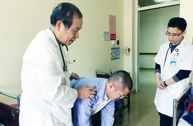 Bác sĩ Đoàn Dư Đạt (bên trái), Trưởng Khoa Nội - Tim mạch, Bệnh viện Việt Nam - Thụy Điển Uông Bí khám cho bệnh nhân.