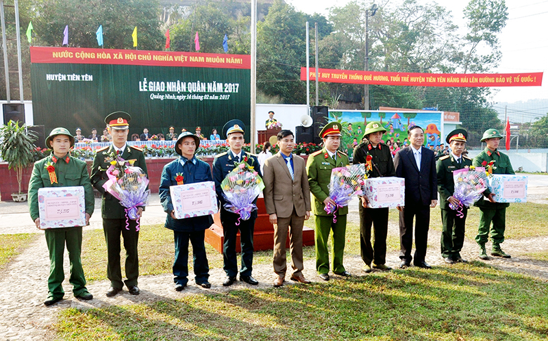 Lãnh đạo huyện Tiên Yên tặng quà động viên tân binh của địa phương lên đường làm nghĩa vụ quân sự năm 2017.