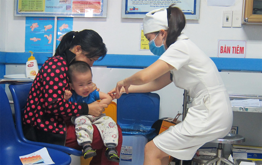 A child being vaccinated (Photo: qtv.vn)