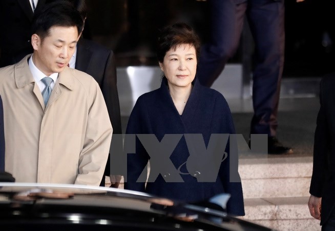 Tổng thống Hàn Quốc bị bãi nhiệm Park Geun-hye (phải) rời Văn phòng Công tố quận Trung tâm Seoul sau phiên thẩm vấn ngày 22/3. (Nguồn: AFP/TTXVN)