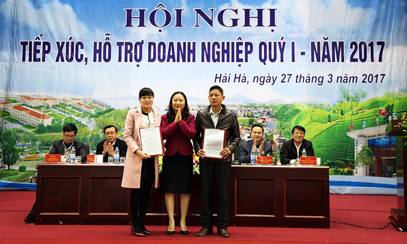 Lãnh đạo huyện Hải Hà trao quyết định chủ trương đầu tư của UBND tỉnh cho các doanh nghiệp.