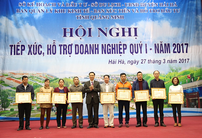 Lãnh đạo huyện Hải Hà trao giấy khen cho các DN-HTX, hộ kinh doanh có thành tích xuất sắc năm 2016.
