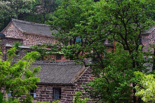 Nằm sâu trong dãy núi Taihang, tỉnh Hà Nam, Trung Quốc, Guoliang là ngôi làng làm hoàn toàn từ đá với dân số chỉ vào khoảng hơn 300 người. Ảnh: Cultural China.