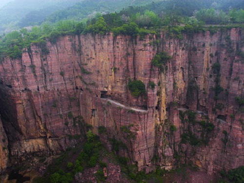Muốn tới Guoliang, du khách phải vượt qua một con đường chật hẹp và trơn trượt bên vách đá dựng đứng, cheo leo ở độ cao 1.752 mét. Vì lẽ đó, Guoliang còn được mệnh danh là “ngôi làng trên mây”, hay “ngôi làng trên 9 tầng trời”. Ảnh: Cultural China.