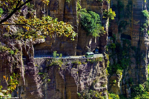Trong nhiều năm, đường hầm xuyên núi Guoliang luôn nằm trong danh sách điểm đến nguy hiểm nhất thế giới, thu hút rất nhiều du khách đến tham quan và khám phá. Thế nhưng ít ai biết rằng, đằng sau công trình vĩ đại đó là máu và nước mắt của nhiều thế hệ dân làng Guoliang. Ảnh: Imagine China.