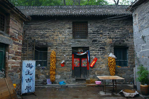 Bên trong một ngôi nhà tại Guoliang. Ảnh: Cultural China.