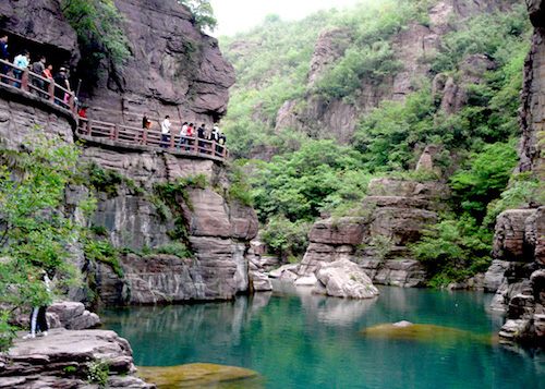Du khách tới Guoliang đều phải trầm trồ trước vẻ đẹp có một không hai của ngôi làng. Ảnh: Chinatour Advisor.