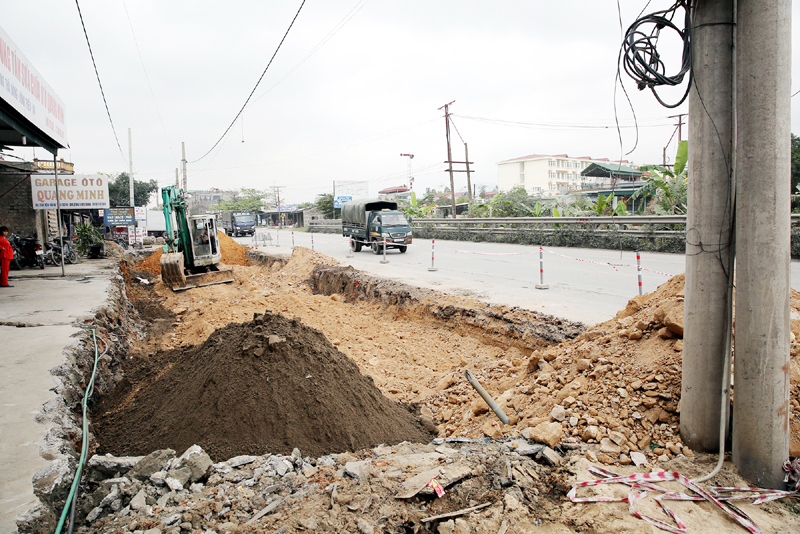 Chỉ còn 6 tháng nữa là phải hoàn thành Dự án Cải tạo, nâng cấp Quốc lộ 18 đoạn Bắc Ninh - Uông Bí, nhưng do thiếu mặt bằng sạch nên trên tuyến nhiều vị trí thi công đến nay mới đang đào đắp, cạp mở rộng nền đường.