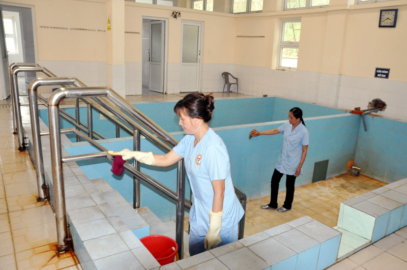 Lượng nước khoáng nóng chỉ đủ để Bệnh viện Phục hồi chức năng tỉnh điều trị cho bệnh nhân vào buổi sáng, buổi chiều nhân viên đơn vị vệ sinh bể.