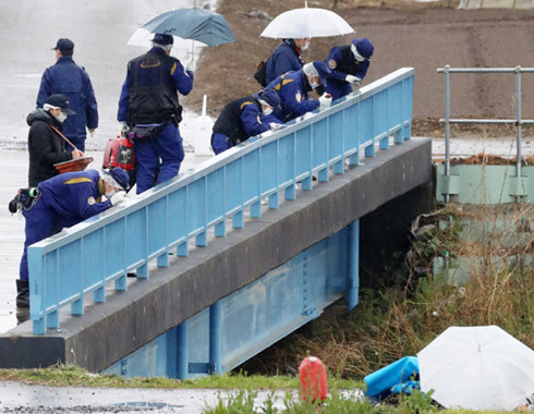 Cảnh sát Nhật Bản có mặt tại hiện trường để điều tra cái chết của bé Linh (Ảnh: Báo Kinh tế Nhật Bản)