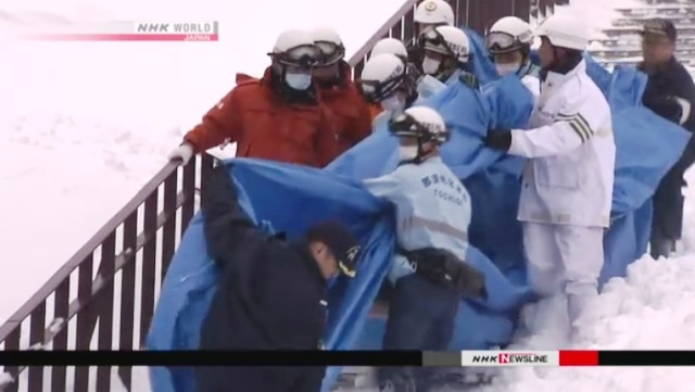 Nhân viên cứu hộ di chuyển các nạn nhân bị nạn trong vụ lở tuyết ở thị trấn Nasu, tỉnh Tochigi, Nhật Bản, ngày 27-3-2017. (Ảnh chụp màn hình)