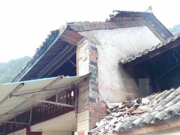 Một ngôi nhà bị phá hủy sau trận động đất ở Vân Nam. (Nguồn: THX/TTXVN)