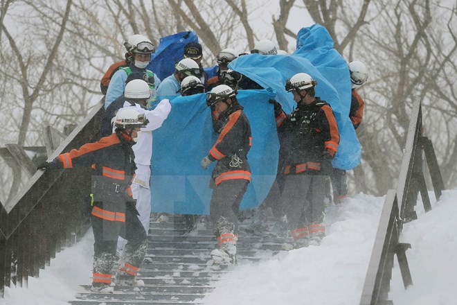 Nhân viên cứu hộ chuyển một nạn nhân một nạn nhân may mắn sống sót sau vụ lở tuyết. (Nguồn: AFP/TTXVN)