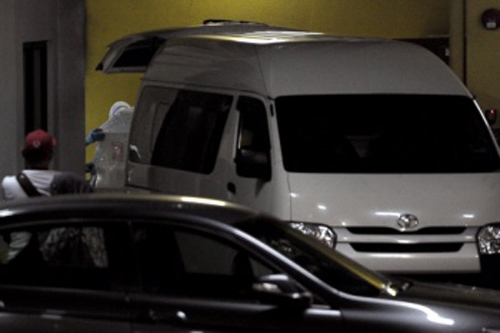 Nhân viên bệnh viện Kuala Lumpur (HKL) chuyển quan tài chứa thi thể ông Kim Chol ra khỏi xe ngày 27/3.