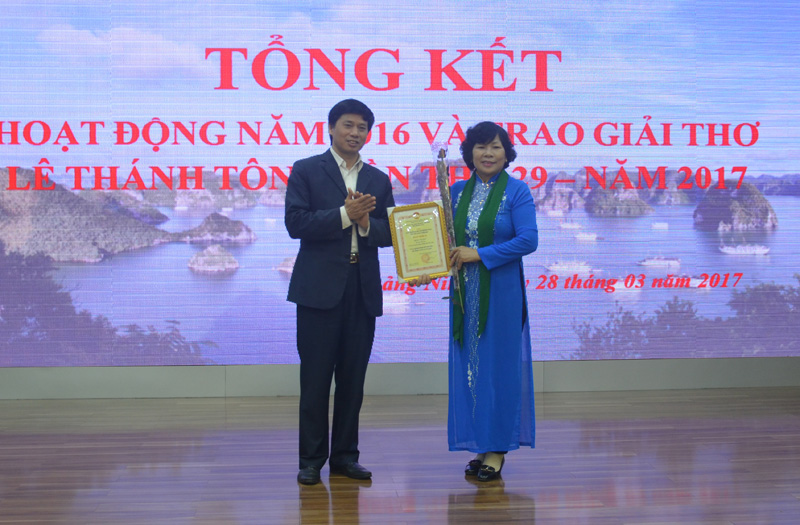 Đồng chí Phạm Văn Điệt, Tỉnh ủy viên, Chủ tịch Ủy ban MTTQ tỉnh, trao giải A cho tác giả Thi Nga.