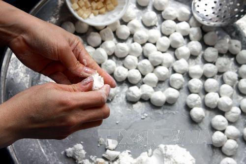 Nặn bánh trôi. Ảnh: Anh Tuấn/ TTXVN.