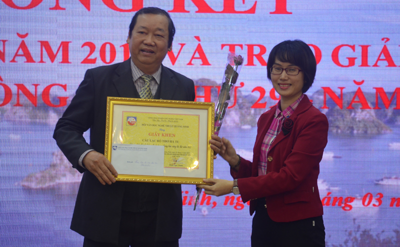 Lãnh đạo Hội VHNT Quảng Ninh khen thưởng CLB Thơ Hà Tu (TP Hạ Long).
