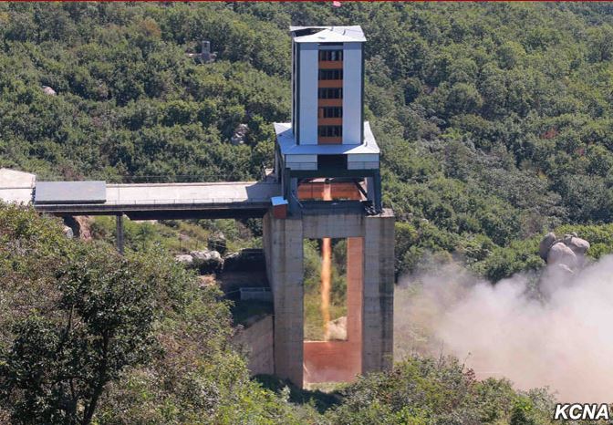 Một vụ thử động cơ tên lửa của Triều Tiên. (Ảnh: KCNA)