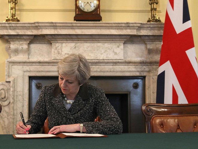 Thủ tướng Anh ký bức thư lịch sử. (Nguồn: PA)