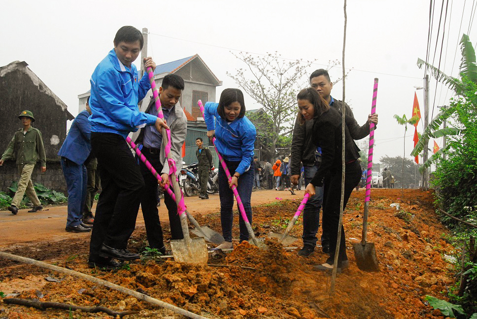 Các đồng chí lãnh đạo Tỉnh Đoàn, Huyện Đoàn Tiên Yên và xã Đông Ngũ tham gia trồng cây