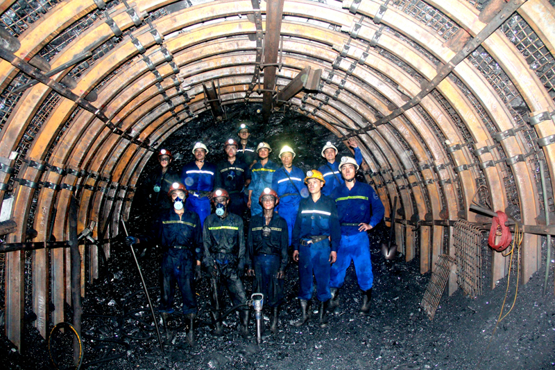 Niềm vui của những người thợ Công ty Xây dựng Hầm lò 1 khi cơ bản hoàn thành lò chợ số 1 thuộc Dự án khai thác xuống sâu mỏ Núi Béo.