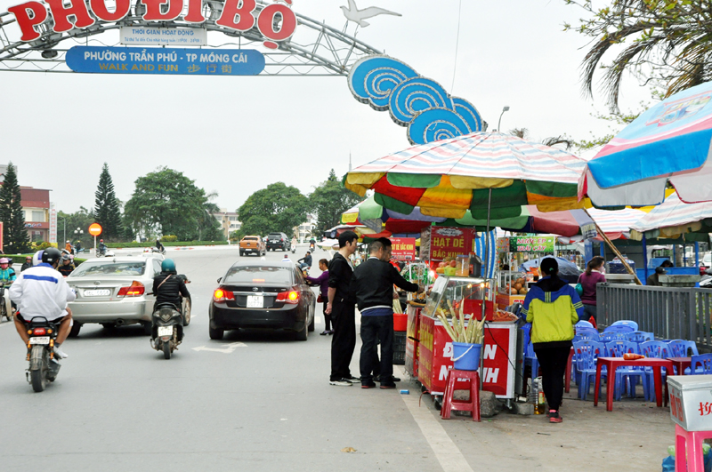 Vỉa hè, lòng đường dọc phố đi bộ phường Trần Phú bị nhiều người sử dụng làm nơi kinh doanh và bán hàng rong.