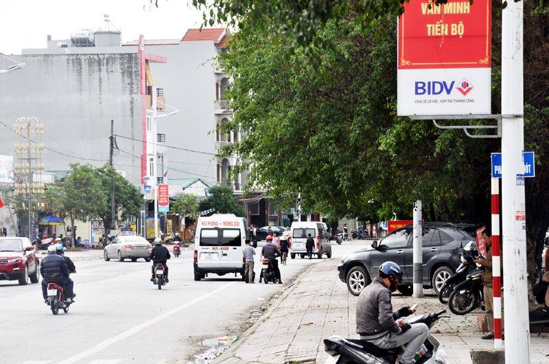 Còn tại đường Hùng Vương, khu vực gần Bến xe khách Móng Cái thì tình trạng lấn chiếm lòng đường, vỉa hè; xe khách dừng đỗ đón trả khách không đúng nơi quy định diễn ra thường xuyên. 