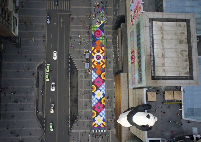  “Tấm thảm” khổng lồ bằng kẹo trên một con phố dành cho người đi bộ ở Thành Đô, tỉnh Tứ Xuyên.