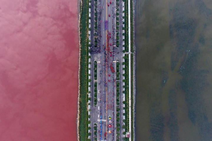   Một hồ nước mặn ở Yuncheng, tỉnh Sơn Tây được chia tách bằng một con đường, nước hồ ở hai bên đường có màu sắc khác nhau do tảo.