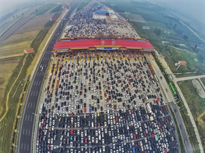   Các phương tiện giao thông kẹt cứng ở khu vực cửa ngõ Bắc Kinh khi người dân trở lại thành phố sau kỳ nghỉ lễ kéo dài.