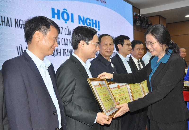 Đồng chí Đỗ Thị Hoàng, Phó Bí thư Thường trực Tỉnh ủy trao bằng khen của UBND tỉnh cho các tập thể có thành tích xuất sắc trong công tác cải thiện môi trường đầu tư kinh doanh, nâng cao năng lực cạnh tranh.
