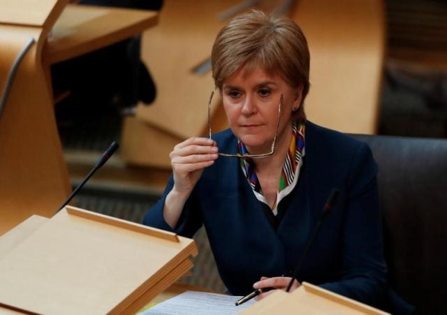 Thủ hiến Sturgeon tại trụ sở Quốc hội Scotland, tại Edinburgh, ngày 29-3. (Ảnh: Reuters)