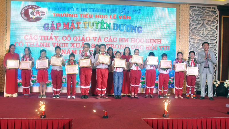 Ban Giám hiệu Trường Tiểu học Lễ Văn trao thưởng cho những giáo viên, học sinh có thành tích xuất sắc trong các kỳ thi
