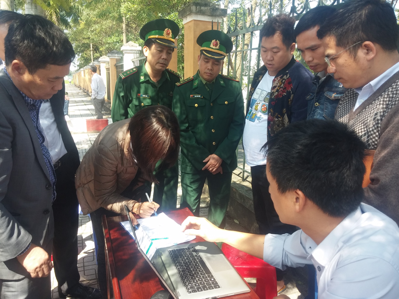 Bà Bùi Thị Hoa Huệ ký biên bản vi phạm của đoàn kiểm tra liên ngành.