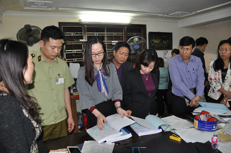 Phó Chủ tịch UBND tỉnh Vũ Thị Thu Thủy kiểm tra hồ sơ, chứng từ hóa đơn kinh doanh hoạt động du lịch tại Công ty TNHH Dũng Yển.