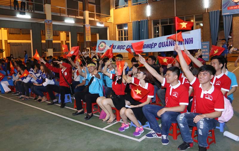 Đông đảo đoàn viên, sinh viên từ các trường cao đẳng, đại học đến tham gia, cổ vũ hội thi.