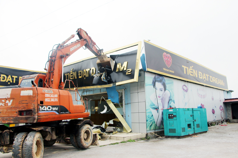 Một điểm mua sắm trên địa bàn phường Hà Khẩu bị lực lượng chức năng TP Hạ Long cưỡng chế vì vi phạm trong xây dựng công trình.