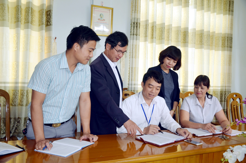 Đồng chí Lã Hoàng Mai, Phó Chủ tịch Uỷ ban MTTQ, Phó Trưởng Khối MTTQ và các đoàn thể chính trị - xã hội TP Uông Bí (thứ 2, trái sang) triển khai công việc với bộ phận Văn phòng Khối.