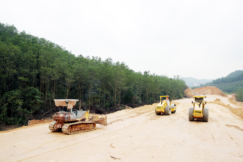 Công ty CP Đầu tư Thịnh Phát triển khai thi công nền đường nối chùa Hồ Thiên với chùa Ngoạ Vân, quyết tâm hoàn thành trong năm 2017.