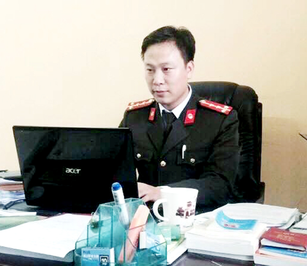 Đại uý Nguyễn Văn Cường luôn chủ động học tập, nghiên cứu tài liệu nâng cao trình độ chuyên môn.      Ảnh: Nhân vật cung cấp