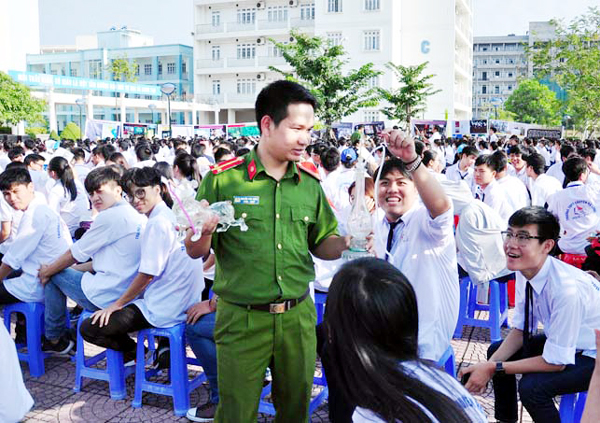 Trung uý Nguyễn Văn Hoàn tuyên truyền tác hại và các biện pháp phòng chống ma tuý cho học sinh Trường THPT chuyên Hạ Long.  Ảnh: Nhân vật cung cấp