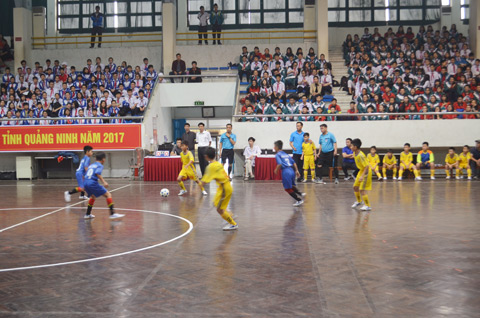 Trận đấu giữa đội Đông Triều (áo vàng) với đội Ba Chẽ 