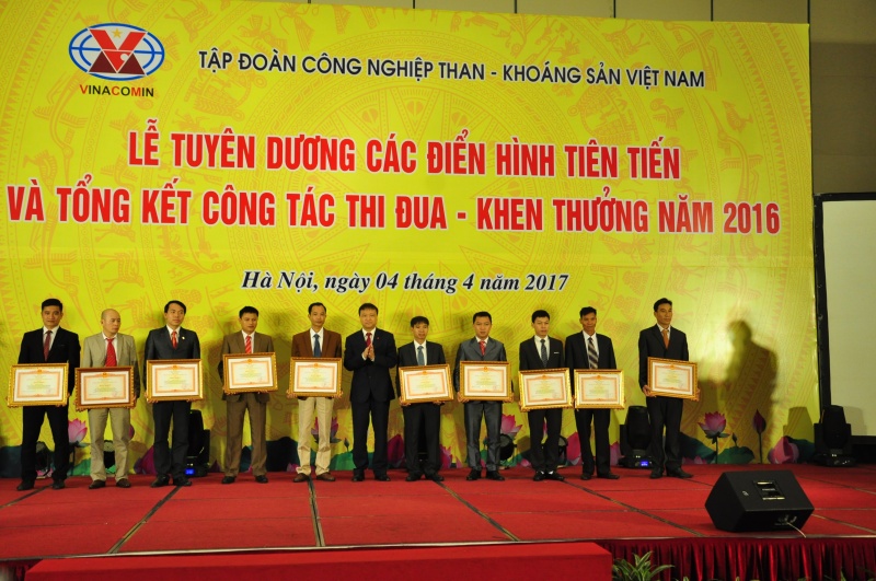 Phó Chủ tịch nước Đặng Thị Ngọc Thịnh trao Huân chương Lao động hạng Ba cho Tập đoàn Công nghiệp Than - Khoáng sản